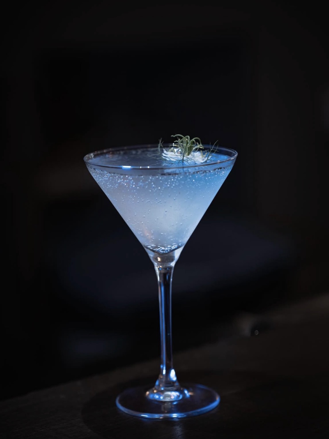 Cocktail signature bleu servi chez ÉTAT DAME