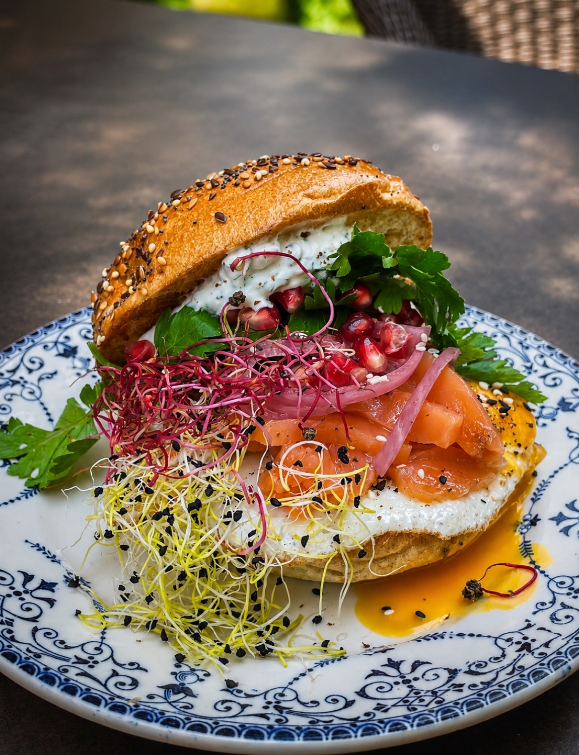 Egg'n Deluxe servi avec oeuf, saumon gravlax et sauce maison