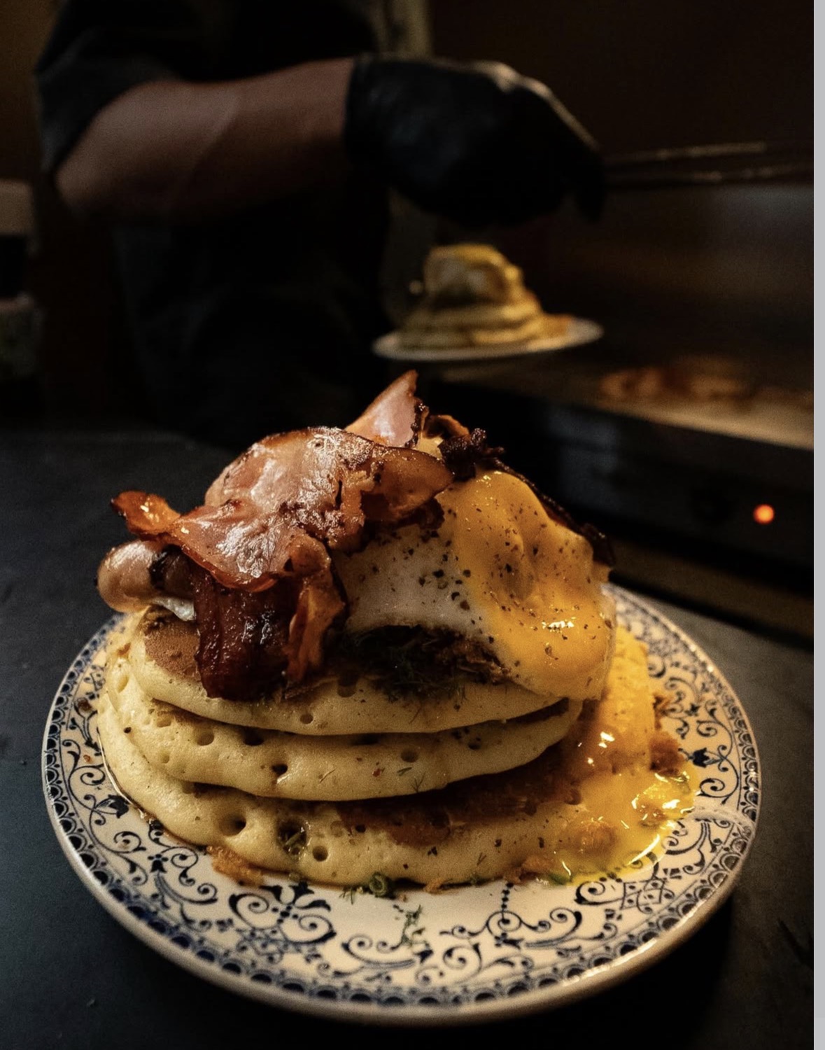 Pancake salé servi avec garniture brunch