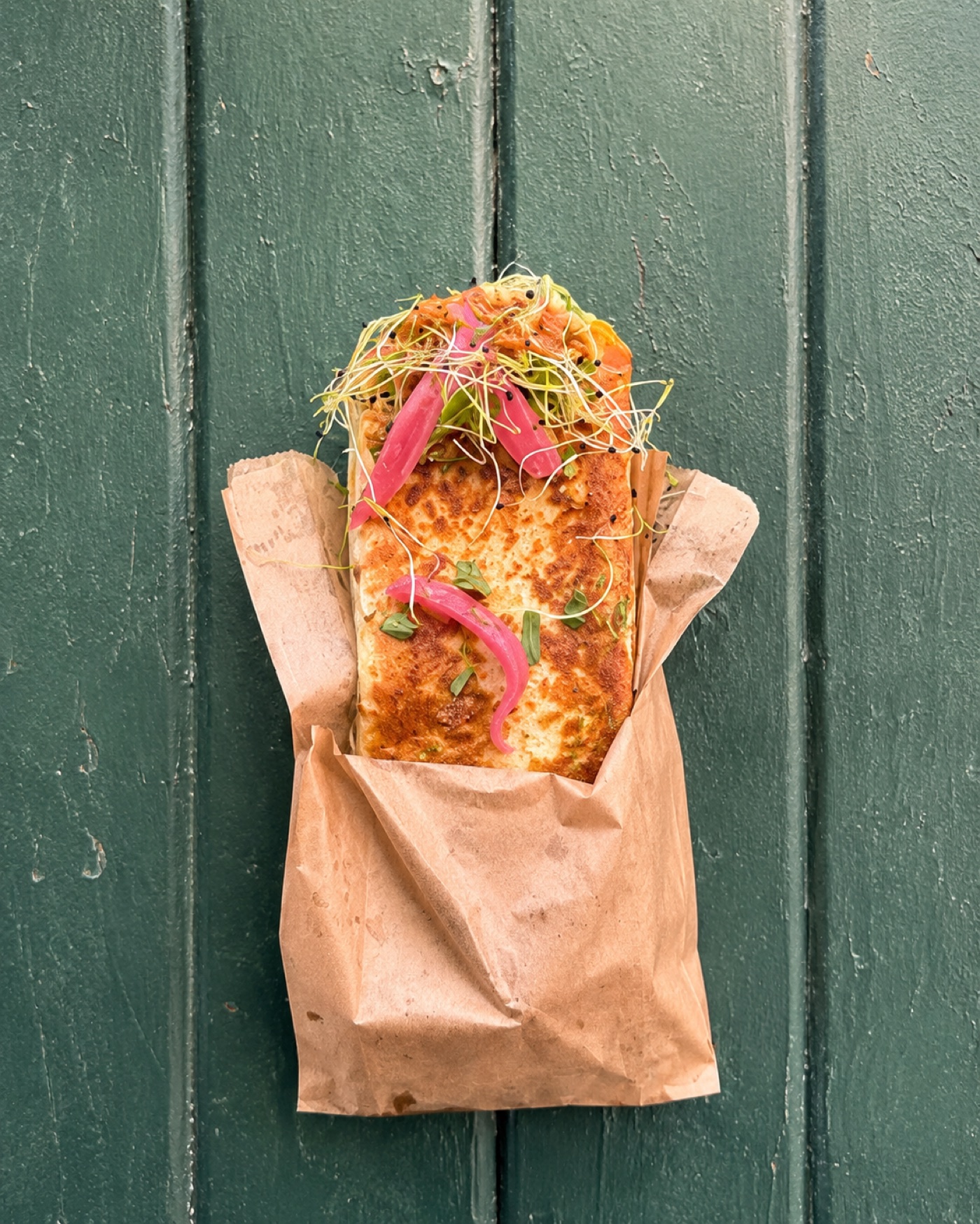 Shawarma maison avec légumes marinés et micro-pousses