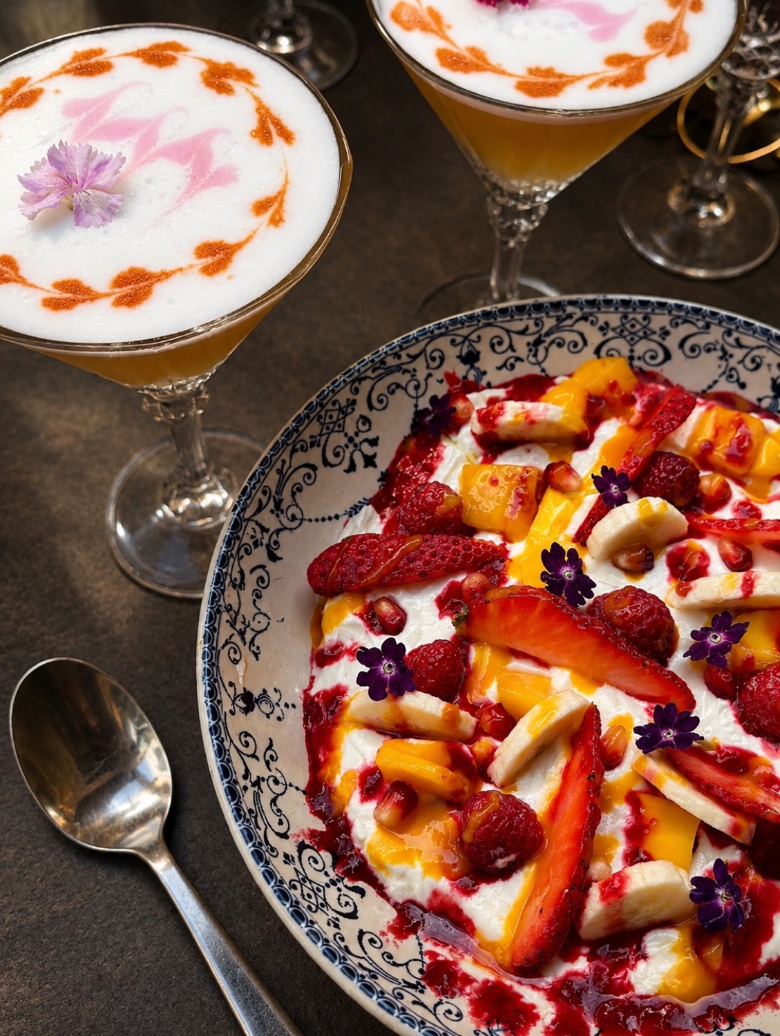 Yaourt bowl avec fruits et coulis